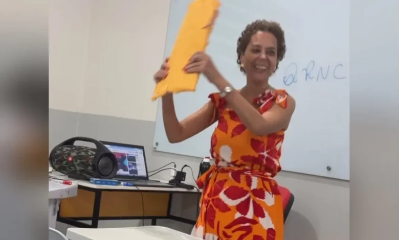 Professora usa humor para entregar notas de prova em sala de aula