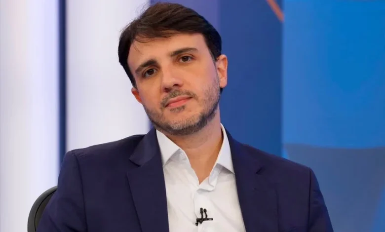 Renan Santos recorre ao TSE para garantir presença em debate da TV Globo