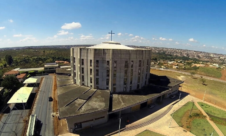 Resgate mobiliza equipes em altura na Catedral de Luziânia