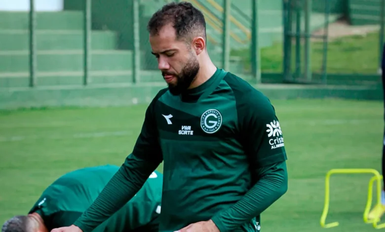 Rodrigo Soares assume lateral direita do Goiás em meio a desfalques defensivos