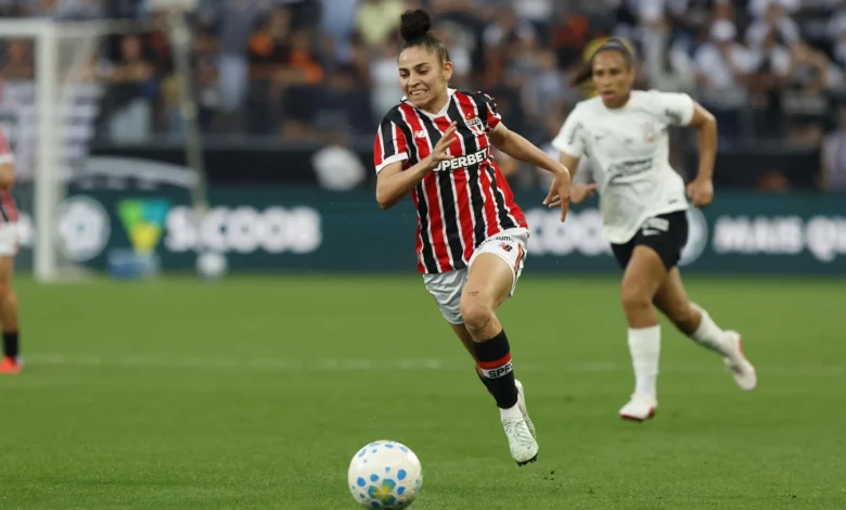 São Paulo supera Corinthians com virada e ganha vantagem na final