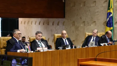 Sessão no STF é marcada por críticas severas e debate sobre conduta de Alexandre de Moraes