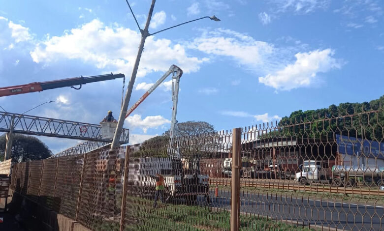 Substituição de postes na Br-153 em Itumbiara ocorre após alerta sobre risco de queda