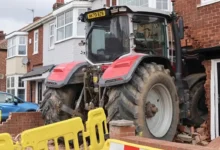 Trator é usado como arma em ataque contra residência de rival na Inglaterra