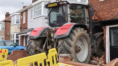 Trator é usado como arma em ataque contra residência de rival na Inglaterra