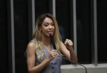 TSE reverte decisão e autoriza postagem de Erika Hilton sobre Flávio Bolsonaro