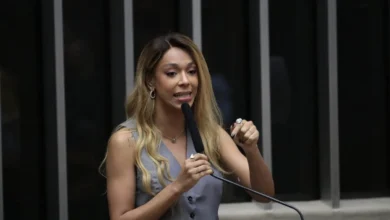 TSE reverte decisão e autoriza postagem de Erika Hilton sobre Flávio Bolsonaro