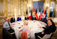 União Europeia retira sanções de dois oligarcas russos em acordo polêmico