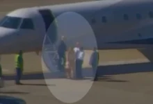 Vídeo registra Alexandre de Moraes ao desembarcar de jatinho ligado a Daniel Vorcaro