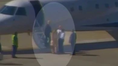 Vídeo registra Alexandre de Moraes ao desembarcar de jatinho ligado a Daniel Vorcaro