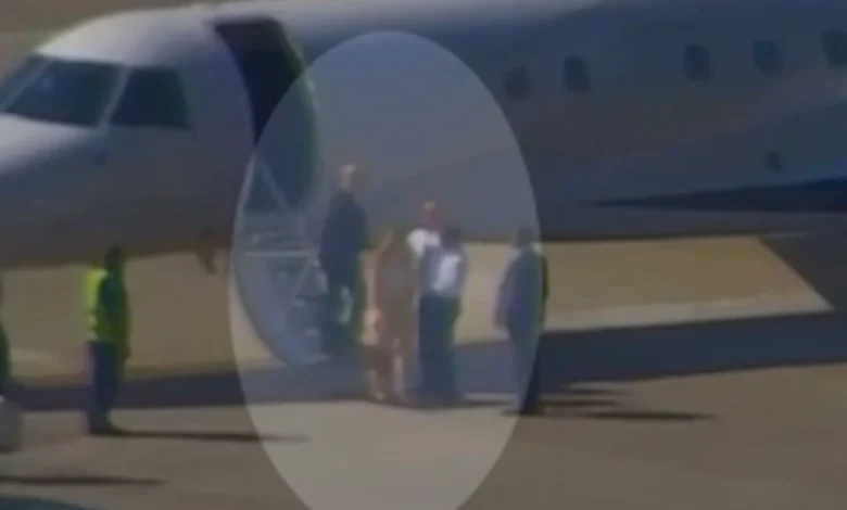 Vídeo registra Alexandre de Moraes ao desembarcar de jatinho ligado a Daniel Vorcaro
