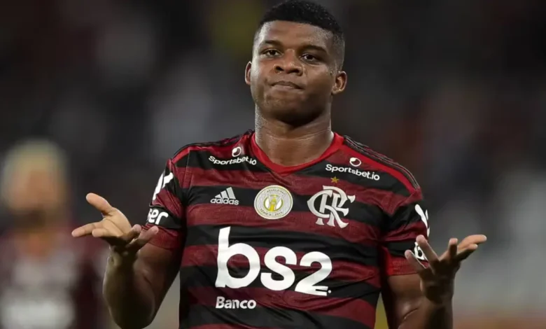 Vila Nova avança em negociações para contratar atacante com passagem pelo Flamengo