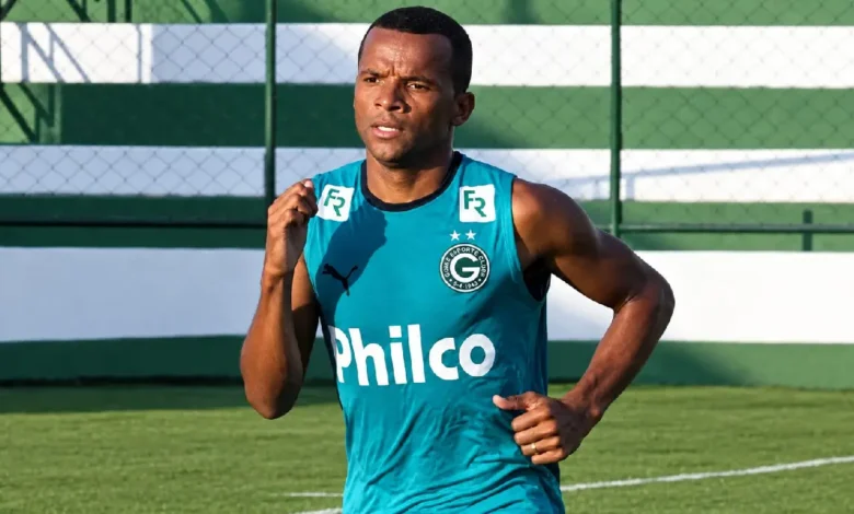 Vitor inicia trajetória como treinador no sub-20 do Goiânia