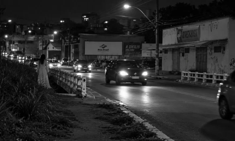 A lenda urbana da mulher de branco que aterrorizava motoristas no setor Fama