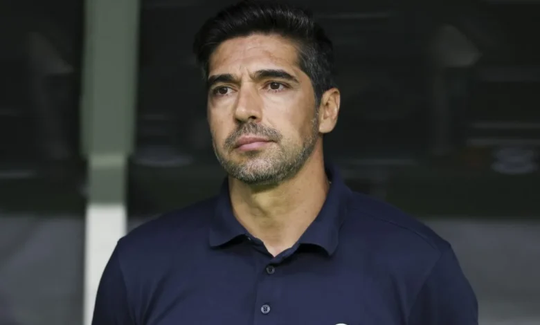 Abel Ferreira adota cautela com retorno de Paulinho ao Palmeiras