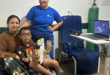 Ação lúdica transforma rotina de criança internada no Hospital Estadual de Jaraguá