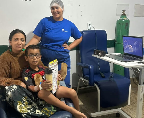 Ação lúdica transforma rotina de criança internada no Hospital Estadual de Jaraguá