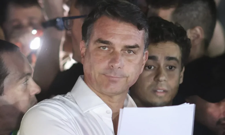 Ação popular na Justiça exige interrupção de salário para senador Flávio Bolsonaro