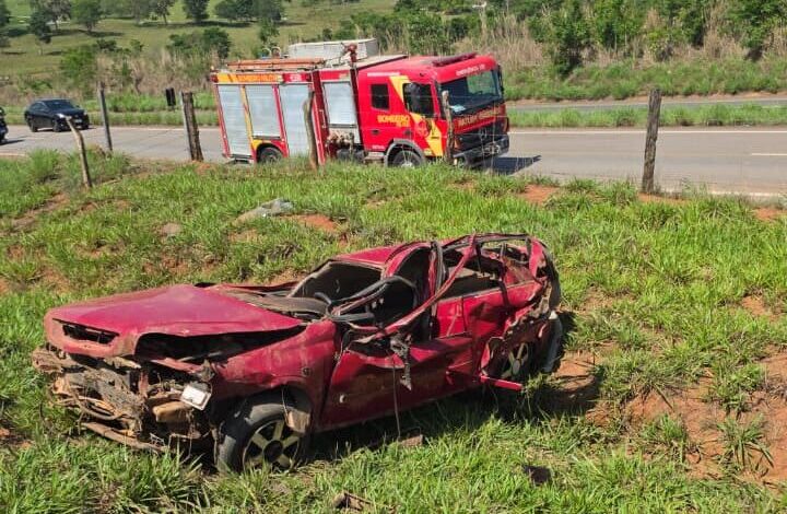 Acidente grave na rodovia resulta em morte e feridos após capotamento