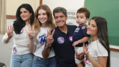ACM Neto articula apoio do União Brasil à candidatura de Flávio Bolsonaro