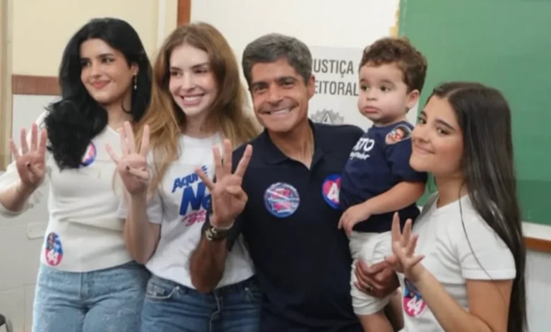 ACM Neto articula apoio do União Brasil à candidatura de Flávio Bolsonaro
