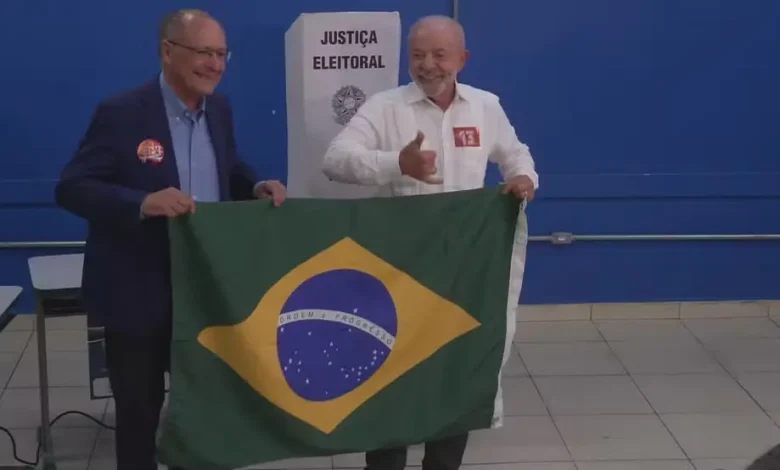 Acompanhado de Janja e Alckmin, Lula vota em São Bernardo do Campo