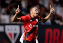 Adriano Martins brilha no alto e amplia vantagem do Atlético-go