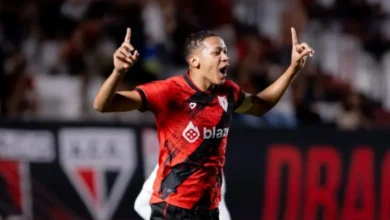 Adriano Martins brilha no alto e amplia vantagem do Atlético-go