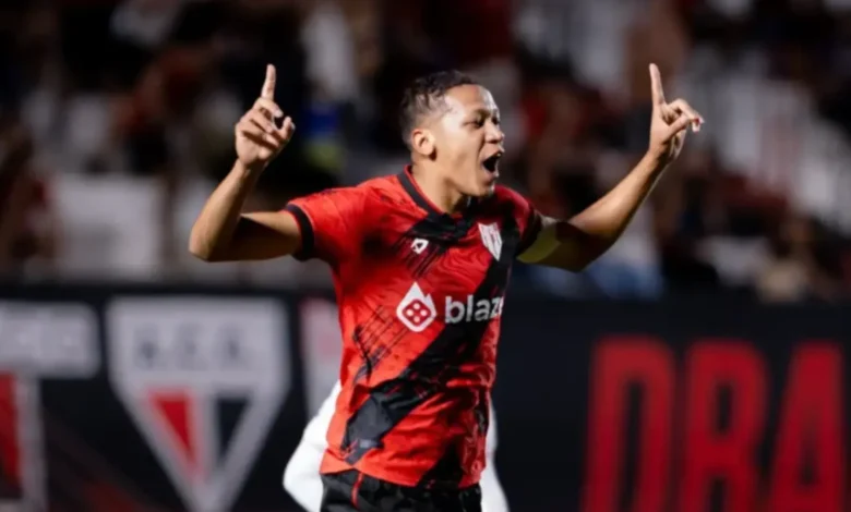 Adriano Martins brilha no alto e amplia vantagem do Atlético-go