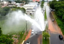 Adutora rompida jorra água e complica trânsito na Avenida Leste-Oeste