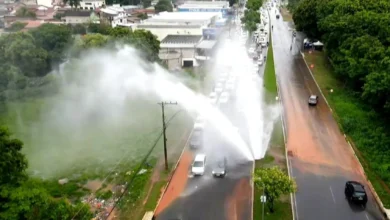 Adutora rompida jorra água e complica trânsito na Avenida Leste-Oeste
