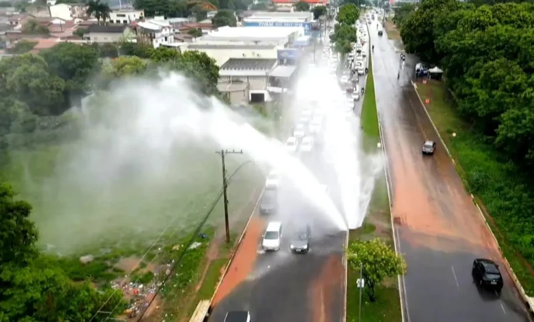 Adutora rompida jorra água e complica trânsito na Avenida Leste-Oeste