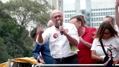 Alckmin critica Flávio Bolsonaro e reafirma compromisso democrático em São Paulo