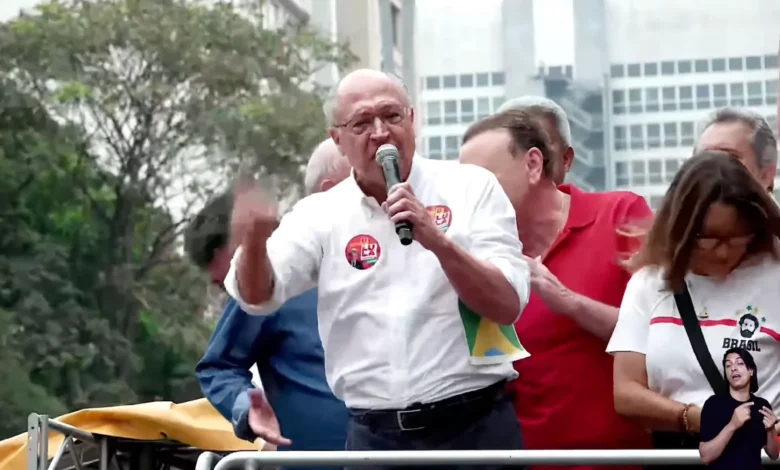 Alckmin critica Flávio Bolsonaro e reafirma compromisso democrático em São Paulo