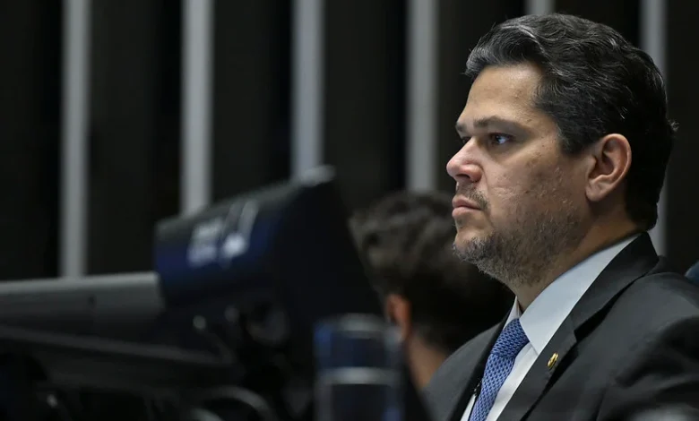 Alcolumbre enfrenta impasse entre governo e oposição sobre o fim da escala 6x1 no Senado