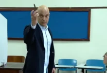 Alexandre de Moraes exibe celular ao votar para reforçar norma eleitoral