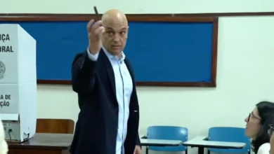 Alexandre de Moraes exibe celular ao votar para reforçar norma eleitoral