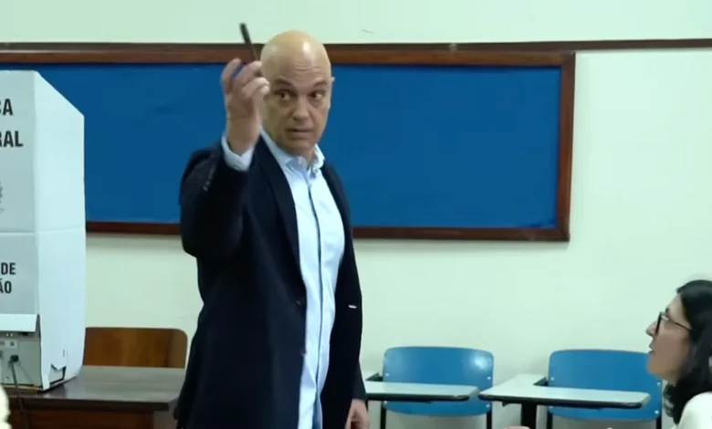 Alexandre de Moraes exibe celular ao votar para reforçar norma eleitoral