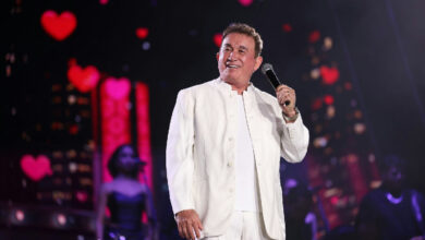 Amado Batista comanda show gratuito e celebra aniversário da capital