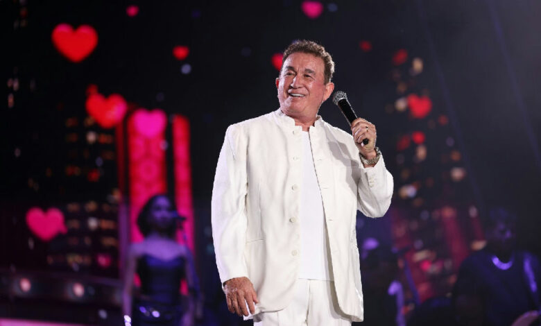 Amado Batista comanda show gratuito e celebra aniversário da capital