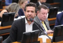 André Janones admite exclusão de 500 mensagens em canal de apoio a Lula