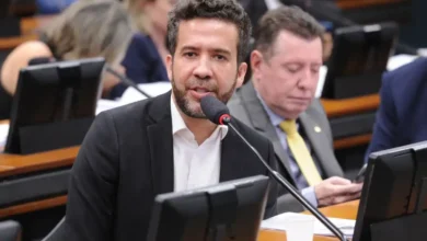 André Janones admite exclusão de 500 mensagens em canal de apoio a Lula