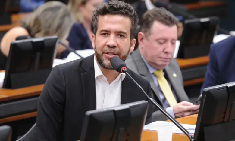 André Janones admite exclusão de 500 mensagens em canal de apoio a Lula