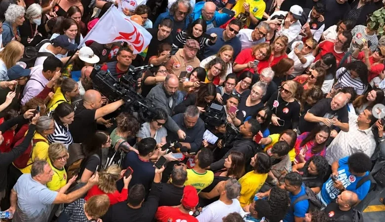 André Janones recebe alta e retoma articulação no exército do lula