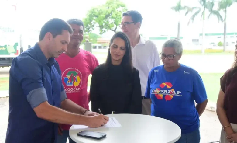 Aparecida de Goiânia recebe caminhão para fortalecer cooperativas de reciclagem