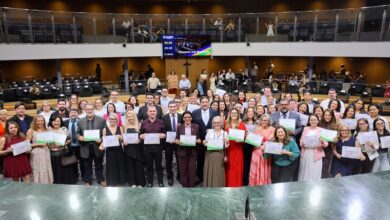 Assembleia Legislativa de Goiás homenageia farmacêuticos com certificados