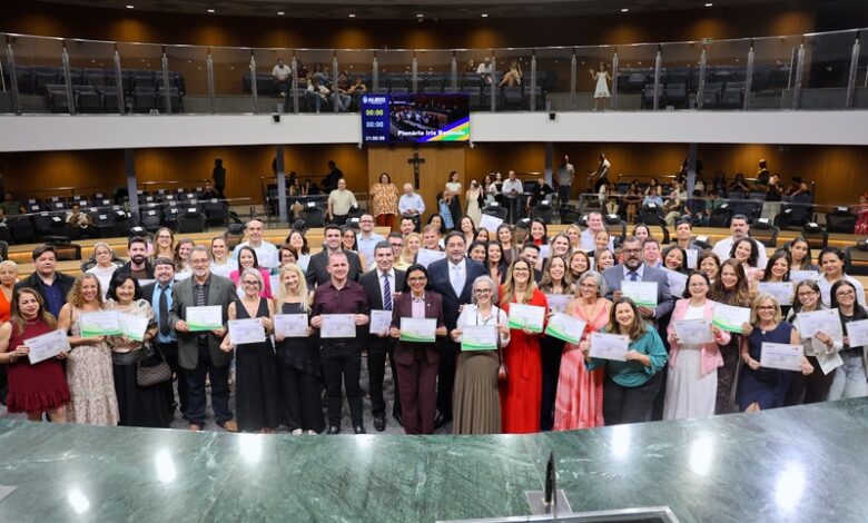 Assembleia Legislativa de Goiás homenageia farmacêuticos com certificados