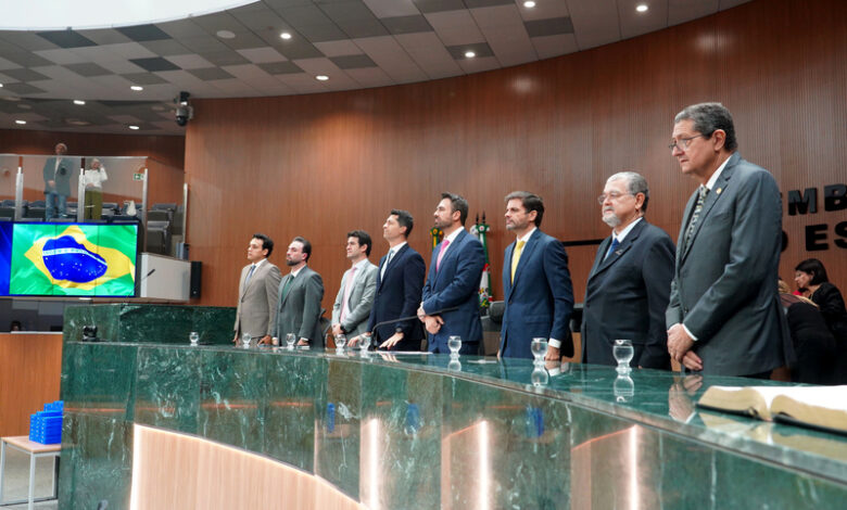 Assembleia Legislativa de Goiás homenageia médicos com a Comenda Nabyh Salum