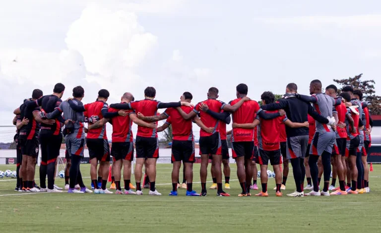 Atlético Goianiense enfrenta crise financeira e busca quitar salários atrasados