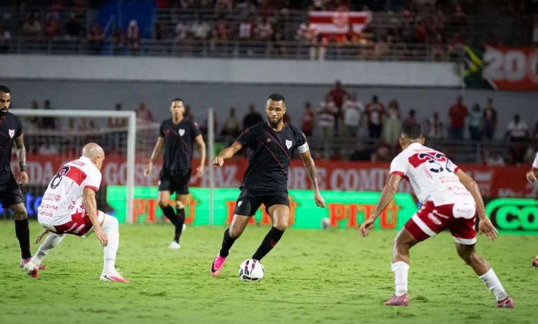 Atlético sofre revés em Maceió e vê CRB encostar na tabela